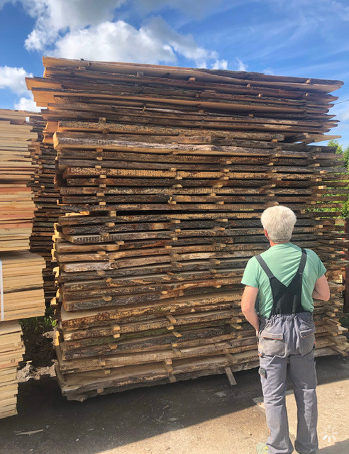 Wybór tarcicy do produkcji drewnianego stołu