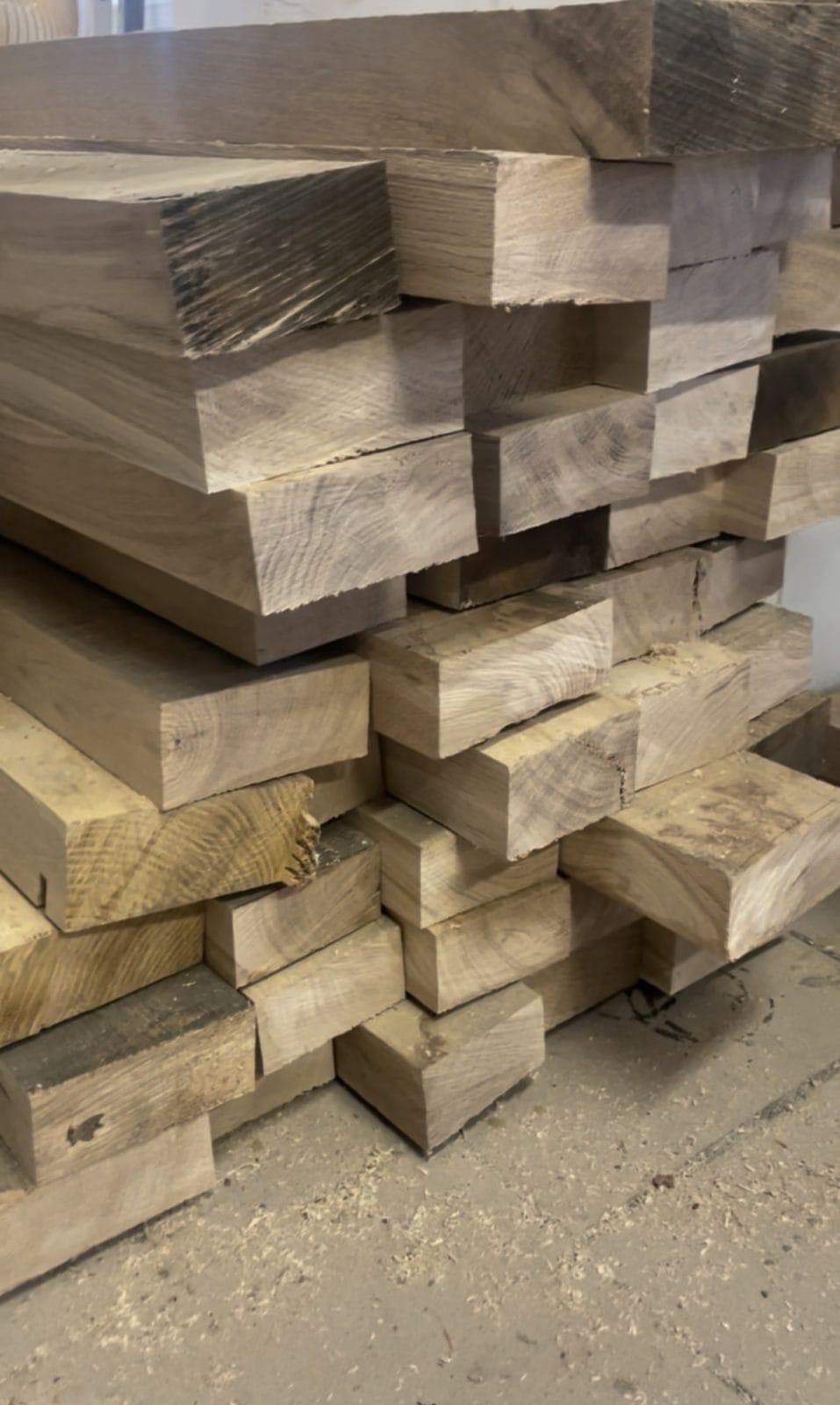 Selekcja materiału do produkcji drewnianego stołu