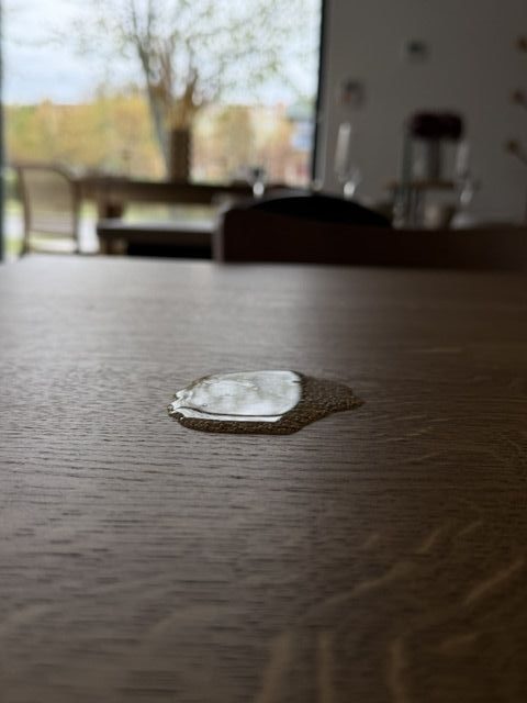 test kropli wody na dobrze zabezpieczonym dębowym blacie